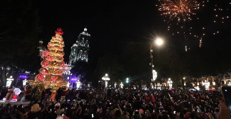 Con el encendido del árbol, en Puebla capital se inicia la temporada navideña. (Fotos. Gobierno de la ciudad)