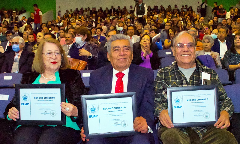 Rectora María Lilia Cedillo entrega reconocimiento por antigüedad a 505 trabajadores. (BUAP)