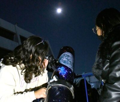 En esta velada astronómica, en CU se impartieron 70 conferencias a cargo de docentes de la BUAP y la UNAM, entre otros. (Foto: BUAP)