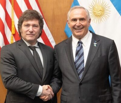 No todos están desencantados con los resultados, acá el embajador de Estados Unidos en Argentina, Marc R. Stanley con el derechista Javier Milei. (Archivo)