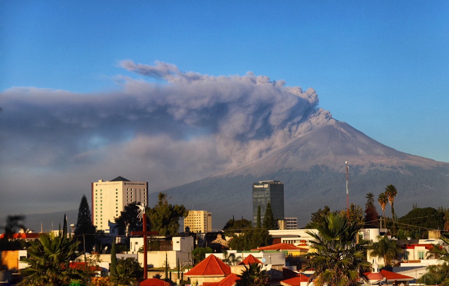 El volcán Popocatépetl ha mantenido su actividad, emitiendo vapor de agua con ceniza. (PC)