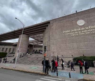 Protesta de trabajadores del PJF por la eliminación de fideicomisos, en la sede del organismo en San Lázaro, en la Ciudad de México, el 20 de octubre de 2023. Foto José Antonio López