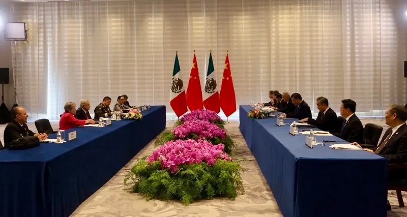 México y China acordaron el fortalecimiento del multilateralismo, reivindicaron el derecho internacional y consideraron que la cooperación es la vía idónea para hacer frente a los retos de la paz y la seguridad internacionales. Foto tomada de X @rosacicela_