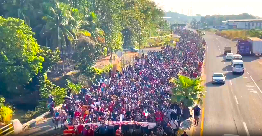 Los integrantes de la caravana pasaron una triste Nochebuena y peor Navidad luego de salir de Tapachula la mañana del domingo en busca de llegar a Estados Unidos. (Especial)