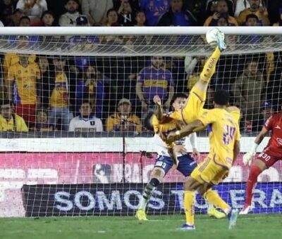 Con esta chilena anotó Ibáñez el 3-0 de la noche. Crédito: Juan Flores