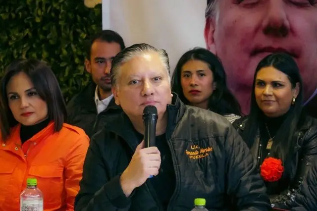 Aspirante de MC a gubernatura de Puebla inicia precampaña dando $500 a reporteros. (Especial)
