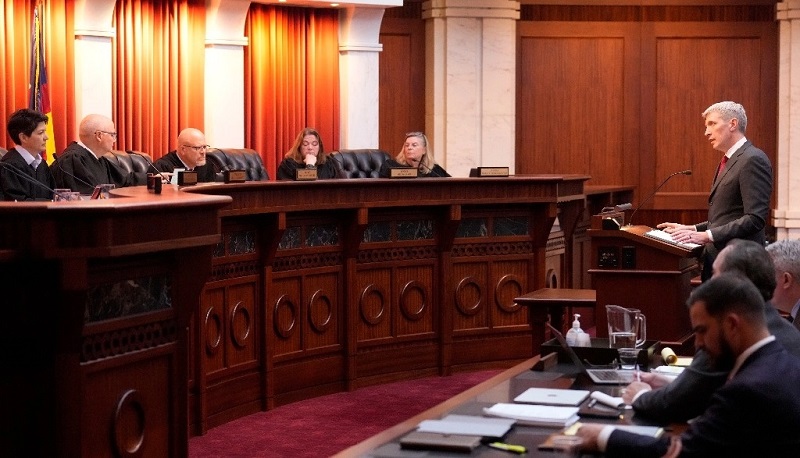 La Corte Suprema de Colorado declaró al expresidente Donald Trump no elegible para la Casa Blanca bajo la cláusula de insurrección de la Constitución de Estados Unidos y lo sacó de la boleta primaria presidencial del estado. Foto AP