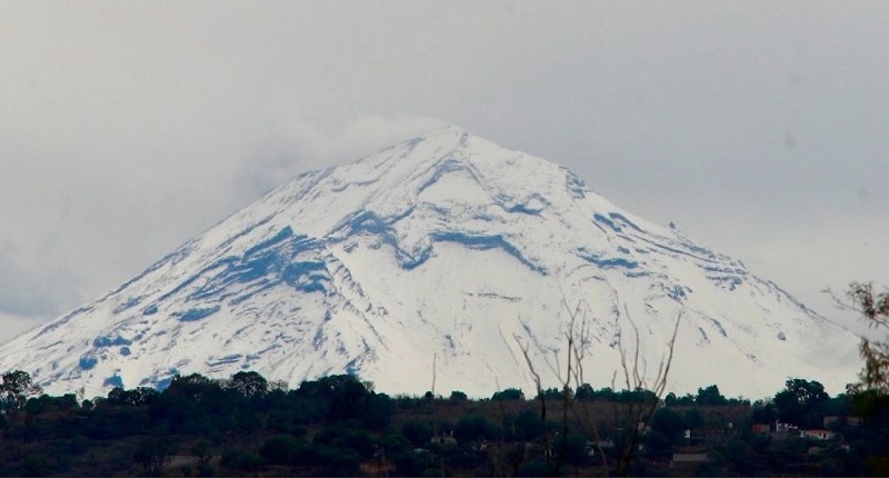 La Semarnat ordenó el cierre temporal del parque Izta-Popo, en el municipio mexiquense de Amecameca. En la imagen, el volcán Popocatépetl, cubierto de nieve. Foto Luis Castillo / Archivo