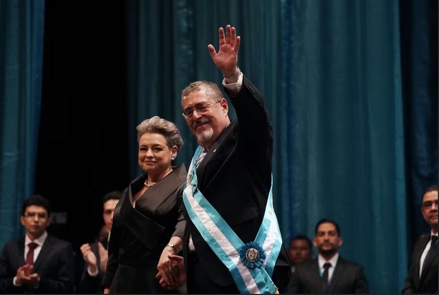 Bernardo Arévalo acompañado de su esposa, Teresa Lapín, durante la toma de posesión como presidente de Guatemala . MÓNICA GONZÁLEZ