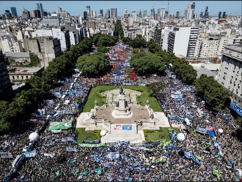 Manifestantes contra los decretos impulsados por el presidente argentino Javier Milei protestaron en la Plaza del Congreso en Buenos Aires. Foto Xinhua.
