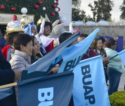 La rectora María Lilia Cedillo Ramírez dio el banderazo de salida a las unidades que transportaron los regalos. (Foto: BUAP).