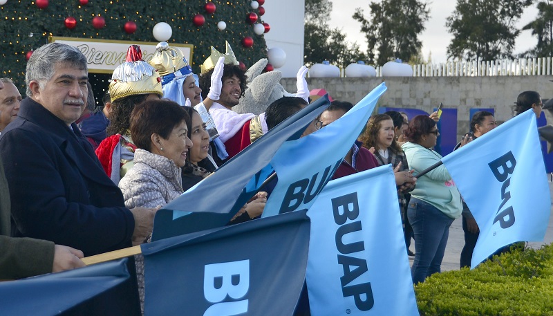 La rectora María Lilia Cedillo Ramírez dio el banderazo de salida a las unidades que transportaron los regalos. (Foto: BUAP).