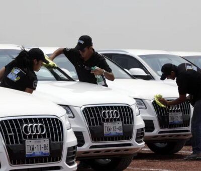 Empleados de la planta de producción de Audi en San José Chiapa, en el Estado de Puebla, limpian vehículos antes de que sean vendidos, en una imagen de archivo. HILDA RÍOS