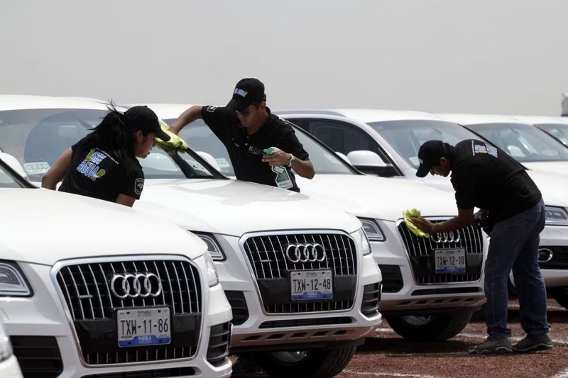 Empleados de la planta de producción de Audi en San José Chiapa, en el Estado de Puebla, limpian vehículos antes de que sean vendidos, en una imagen de archivo. HILDA RÍOS