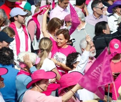 Asistentes ayer domingo 18 de febrero a la movilización convocada por Unidos durante el discurso de Lorenzo Córdova, en el Zócalo de la CDMX. Foto Cristina Rodríguez