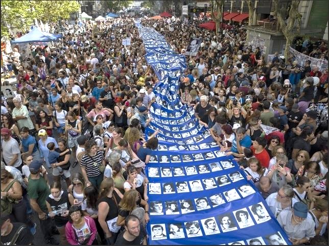 Multitudinarias marchas se realizaron hoy en Argentina a 48 años de la instalación de la dictadura militar que dejó miles de desaparecidos. Foto AP