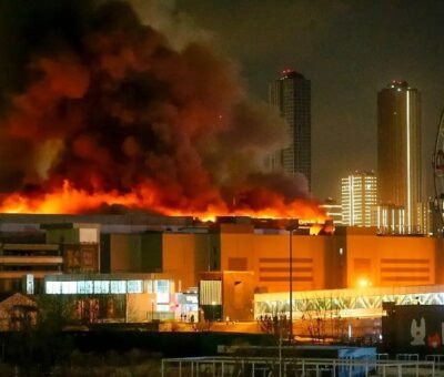 Incendio masivo sobre el Ayuntamiento de Crocus en el extremo occidental de Moscú, Rusia, el 22 de marzo de 2024. Hombres armados irrumpieron en una gran sala de conciertos en Moscú y dispararon armas automáticas contra la multitud. Foto Agencia de Noticias de Moscú vía AP / Sergei Vedyashkin