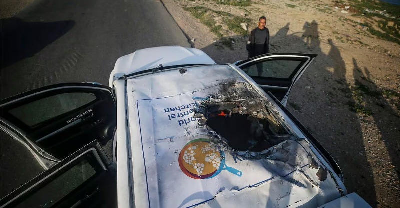 Estado de uno de los vehículos del convoy de la ONG World Central Kitchen alcanzados por el ataque israelí, este martes al sur de la franja de Gaza. MOHAMMED SABER (EFE)