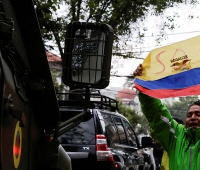 Un manifestante, junto al convoy de seguridad que trasladaba a Jorge Glas a prisión, el 6 de abril de 2024. KAREN TORO (REUTERS)