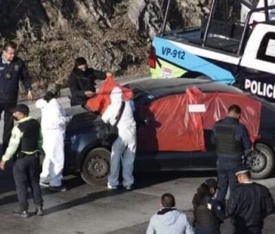 Peritos y policías trabajan en el sitio donde fueron encontrados los restos humanos, en una imagen difundida en redes sociales.