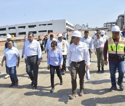 La rectora María Lilia Cedillo Ramírez y el gobernador Sergio Salomón Céspedes Peregrina realizan recorrido por CU2. (Especial)