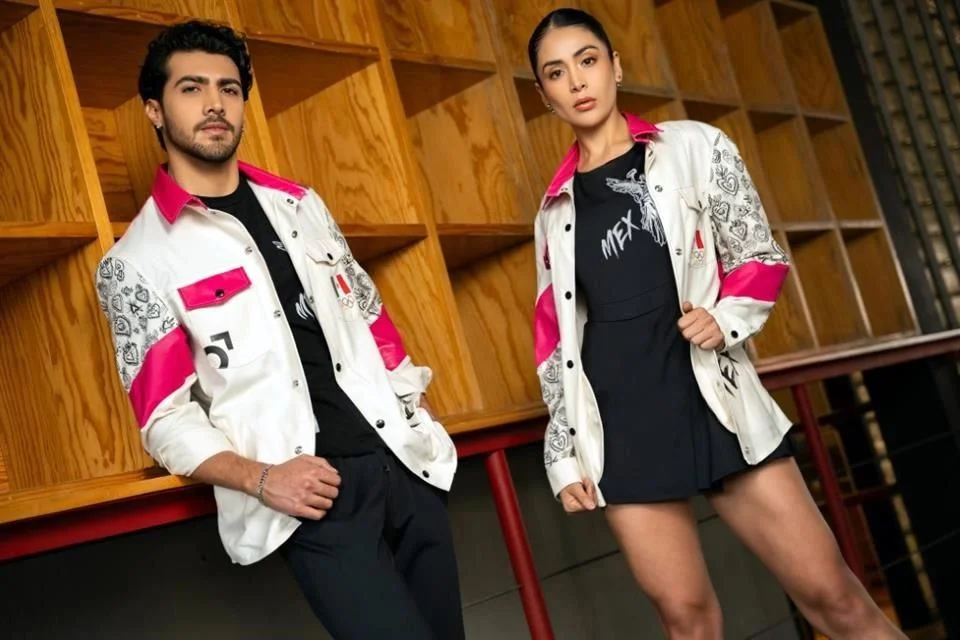 La camisa de manga larga tiene la bandera de México y los aros olímpicos en el bolsillo de enfrente del lado izquierdo. Crédito: Cortesía Mens Fashion