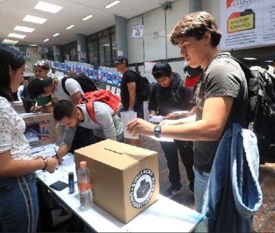 En el simulacro electoral universitario, que se realizó el martes en 480 planteles educativos del país, las candidatas de la coalición Sigamos Haciendo Historia fueron las triunfadoras. La imagen, el 7 de mayo de 2024. Foto Luis Castillo