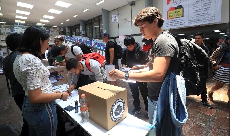 En el simulacro electoral universitario, que se realizó el martes en 480 planteles educativos del país, las candidatas de la coalición Sigamos Haciendo Historia fueron las triunfadoras. La imagen, el 7 de mayo de 2024. Foto Luis Castillo