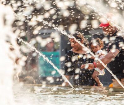 Personas se refrescan en la fuente de la Plaza de Armas de Guadalajara, Jalisco, el 10 de mayo de 2024. ROBERTO ANTILLÓN