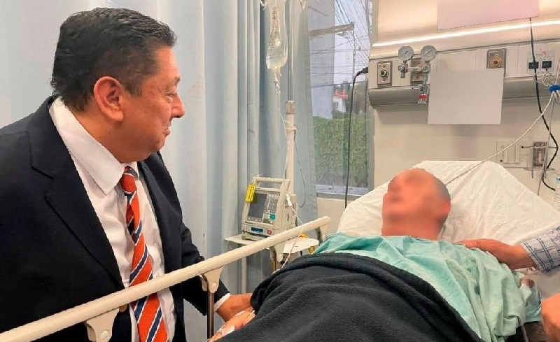 El fiscal de Morelos, Uriel Carmona Gándara, visita al obispo de Chilpancingo-Chilapa, Salvador Rangel Mendoza, en el Hospital “José G. Parres” de Cuernavaca, el 29 de abril de 2024. Foto Cuartoscuro