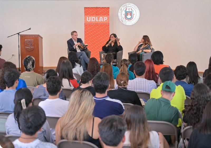 Escritora comparte sus experiencias con estudiantes de la UDLAP. (Especial)