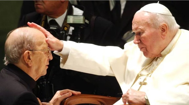 Juan Pablo II bendice a Marcial Maciel, fundador de los Legionarios de Cristo, en 2004. PLINIO LEPRI (AP)