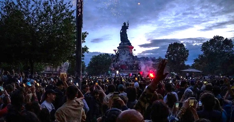 Los participantes reaccionan mientras escuchan el anuncio de los resultados proyectados de la segunda vuelta de las elecciones legislativas francesas durante una manifestación en Nantes, oeste de Francia, el 7 de julio de 2024. Foto AFP