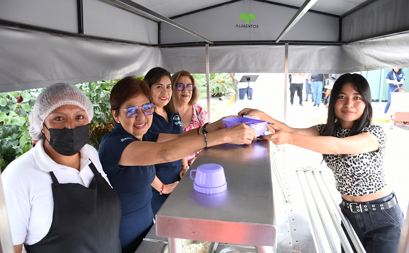 Rectora María Lilia Cedillo inicia entrega de Becas Alimenticias. (Especial)