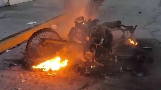 Motos quemadas, heridos y un muerto deja riña de la 28 de Octubre en Bulevar Norte. Foto: X @RedLibreNoticia