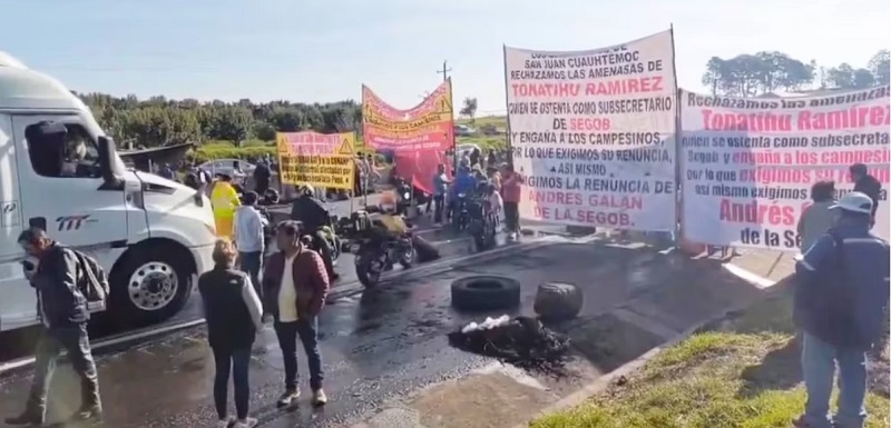 Ambos sentidos se encuentran cerrados perjudicando la circulación de los automóviles. (Captura de pantalla TW @EsImagen)