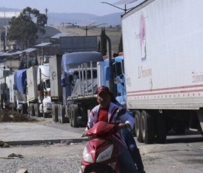 Los ejidatarios han dejado intermitencias de tránsito que no son suficientes. Foto Jorge Lezama/ Cuartoscuro/ La Jornada