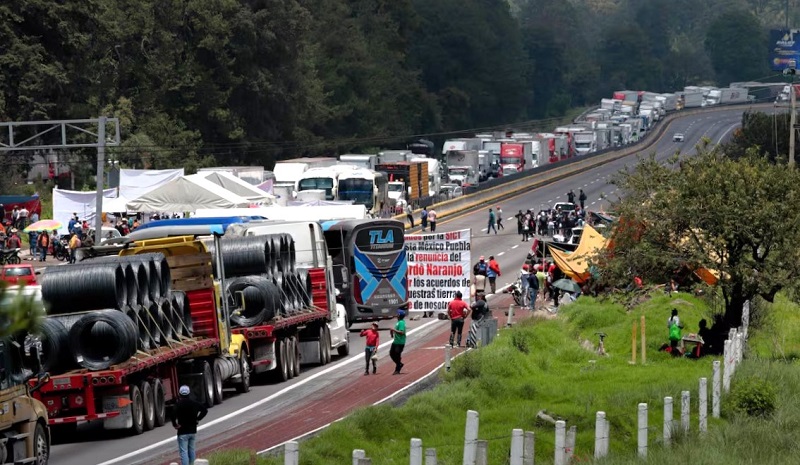 Pobladores de Santa Rita Tlahuapan bloquean la autopista México-Puebla, el 7 de agosto. Mireya Novo (Cuartoscuro)