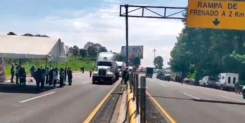 Javier Aquino Limón quien difundió un video en sus redes sociales donde se aprecia la circulación de vehículos normalizada, principalmente de transporte de carga. Foto Tomada de X. @Javier_AquinoL