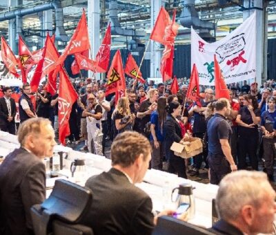 Empleados del fabricante de automóviles alemán Volkswagen protestan al inicio de una junta general de la empresa en Wolfsburg, en el norte de Alemania, el 4 de septiembre de 2024. Foto Moritz Frankenberg / Pool / AFPEmpleados del fabricante de automóviles alemán Volkswagen protestan al inicio de una junta general de la empresa en Wolfsburg, en el norte de Alemania, el 4 de septiembre de 2024. Foto Moritz Frankenberg / Pool / AFP