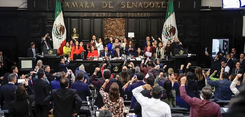 Senadores de Morena festejan la aprobación de la Reforma Judicial la noche del martes en Ciudad de México. Foto: Senado de México