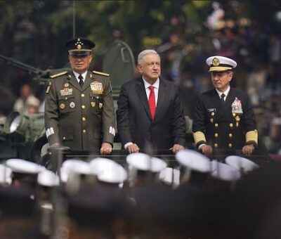 El presidente Andrés Manuel López Obrador, el secretario de Defensa, Luis Cresencio Sandoval y el secretario de Marina, Rafael Ojeda Durán durante el tradicional pase de revista a las tropas armadas en el Zócalo capitalino. El 16 de septiembre de 2024. Felix Marquez (AP)