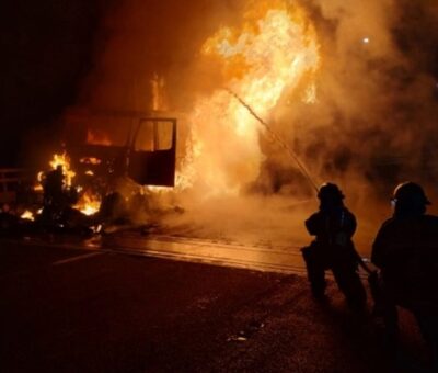 Personal del Cuerpo de Bomberos, así como policías municipales y estatales, además de agentes de la Guardia Nacional (GN), llegaron al lugar para sofocar el fuego. Foto X @SSPGobPue