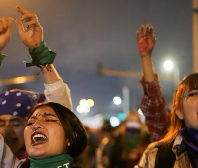 Jóvenes en una manifestación en Bogotá por el Día Internacional de la Eliminación de la Violencia contra la Mujer, el 25 de noviembre de 2021. Luisa González (Reuters)