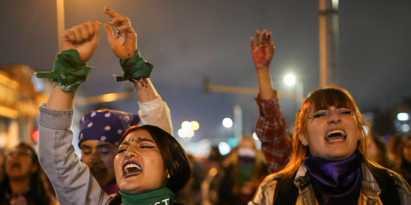 Jóvenes en una manifestación en Bogotá por el Día Internacional de la Eliminación de la Violencia contra la Mujer, el 25 de noviembre de 2021. Luisa González (Reuters)