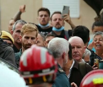 El rey Felipe VI de España es abucheado por residentes enfadados durante su visita a Paiporta, Valencia, el 3 de noviembre de 2024. Foto AFP