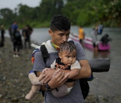 Pese a la victoria de Trump, en el peligroso paso del Darién no cesa el tránsito de migrantes que buscan llegar a Estados Unidos. Foto AP