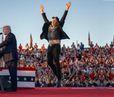 El nuevo matraquero de Trump. Elon Musk salta en el escenario durante un mitin de la reciente campaña electoral de Donald Trump. JIM WATSON (AFP/Getty Images)