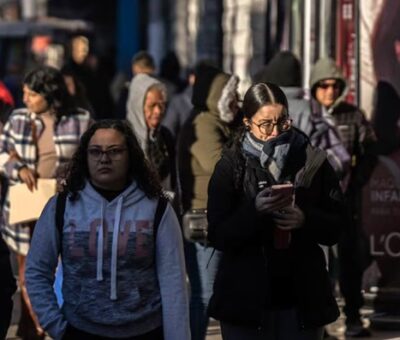 Mujeres caminan abrigadas en la zona centro de Tijuana, Baja California, en enero pasado. Omar Martínez Noyola (Cuartoscuro)