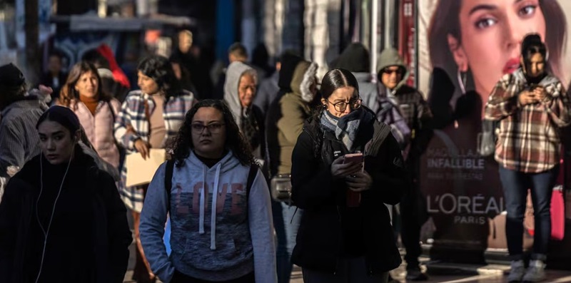 Mujeres caminan abrigadas en la zona centro de Tijuana, Baja California, en enero pasado. Omar Martínez Noyola (Cuartoscuro)